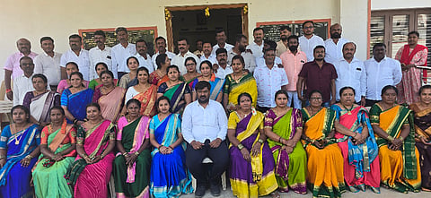 ಆನೇಕಲ್​ ತಾಲೂಕಿನ ಹೆನ್ನಾಗರ ಗ್ರಾಮ ಪಂಚಾಯಿತಿಯ ಆವರಣದಲ್ಲಿ ಸದಸ್ಯರಿಗೆ ಹಮ್ಮಿಕೊಂಡಿದ್ದ ಬೀಳ್ಕೊಡುಗೆ ಸಮಾರಂಭದಲ್ಲಿ ಹೆನ್ನಾಗರ ಗ್ರಾಪಂ ಉಪಾಧ್ಯಕ್ಷ ಅರುಣ ಮಂಜುನಾಥ್​, ಮಾಜಿ ಅಧ್ಯಕ್ಷ ಹಾಲಿ ಸದಸ್ಯರಾದ ಆರ್​.ಕೆ. ಕೇಶವರೆಡ್ಡಿ, ಮುನಿರತ್ನಮ್ಮ ಮುನಿರಾಜು ಇದ್ದರು. 