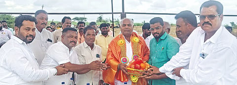 ಬಸವನಬಾಗೇವಾಡಿ ತಾಲೂಕಿನ ನಾಗೂರು ಗ್ರಾಮದಲ್ಲಿ ಬಾಂದಾರಕ್ಕೆ ಬಾಗಿನ ಅರ್ಪಣೆ ಮಾಡಿದ ಶಾಸಕ ಶಿವಾನಂದ ಪಾಟೀಲರನ್ನು ಗ್ರಾಮಸ್ಥರು ಸನ್ಮಾನಿಸಲಾಯಿತು. ಸುರೇಶ ಹಾರಿವಾಳ, ಯಮನಪ್ಪ ಸೋಮನಕಟ್ಟಿ, ವಿ.ಎಸ್. ಸನಗದಾಳ ಮತ್ತಿತರರಿದ್ದರು.