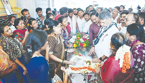 ಇಟ್ಟಮಡು ಗ್ರಾಮದಲ್ಲಿ ರಾಮಚಂದ್ರಪ್ಪ ಅವರ ಪಾರ್ಥಿವ ಶರೀರದ ಅಂತಿಮ ದರ್ಶನವನ್ನು ಉಪಮುಖ್ಯಮಂತ್ರಿ ಡಿ.ಕೆ.ಶಿವಕುಮಾರ್​ ಅವರು ಪಡೆದರು. 