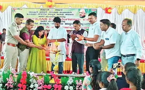 ಬೀರೂರಿನಲ್ಲಿ ಹಿಂದುಳಿದ ವರ್ಗಗಳ ವಿದ್ಯಾರ್ಥಿಗಳಿಗೆ ಏರ್ಪಡಿಸಿದ್ದ ಉಚಿತ ಕಾರ್ಯಾಗಾರವನ್ನು ಇನ್‌ಸೈಟ್ ಸಂಸ್ಥೆ ಸಂಸ್ಥಾಪಕ ವಿನಯ್‌ಕುಮಾರ್ ಉದ್ಘಾಟಿಸಿದರು. ದೊರೇಶ್, ಎಂ.ಎಚ್.ತಿಮ್ಮಯ್ಯ, ದೇವರಾಜ್ ಇತರರಿದ್ದರು.