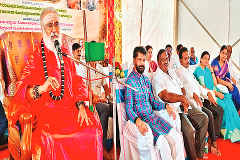  ಮುಂಡ್ರೆ ಗ್ರಾಮದಲ್ಲಿ ಆಯೋಜಿಸಿದ್ದ ಧಾರ್ಮಿಕ ಸಭೆಯಲ್ಲಿ ರಂಭಾಪುರಿ ಶ್ರೀ ಆಶೀರ್ವಚನ ನೀಡಿದರು. ಸಿ.ಟಿ.ರವಿ ಇದ್ದರು