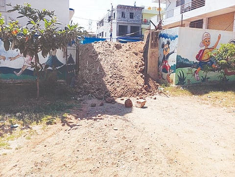 ಬಂಗಾರಪೇಟೆ schoolತಾಲೂಕು ತೊಪ್ಪನಹಳ್ಳಿ ಸರ್ಕಾರಿ ಪ್ರೌಢಶಾಲೆಯ ಗೇಟ್​ಗೆ ಮಣ್ಣು ಹಾಕಿ ಬಂದ್​ ಮಾಡಿರುವುದು.