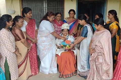 ಚಿಕ್ಕಮಗಳೂರಿನ ಡಾ.ಮಂಜುಳಾ ಹುಲ್ಲಹಳ್ಳಿ ಅವರ ನಿವಾಸಕ್ಕೆ ಆಗಮಿಸಿದ ಜಿಲ್ಲಾ ಕನ್ನಡ ಜಾನಪದ ಪರಿಷತ್ತಿನ ಮಹಿಳಾ ಘಟಕದ ಪದಾಧಿಕಾರಿಗಳು ಜಿಲ್ಲಾ ಪ್ರಥಮ ಜಾನಪದ ಮಹಿಳಾ ಸಮ್ಮೇಳನದ ಸಮ್ಮೇಳನಾಧ್ಯಕ್ಷರಾಗಿ ಆಗಮಿಸಿ ಸಮ್ಮೇಳನವನ್ನು ಯಶಸ್ವಿಯಾಗಿ ನಡೆಸಿಕೊಡುವಂತೆ ಅಧಿಕೃತ ಆಹ್ವಾನ ನೀಡಿದರು. ಎಂ.ಎಸ್.ವಿಶಾಲಾಕ್ಷಮ್ಮ, ಕವಿತಾ ಕೇಶವ, ಬಿ.ಕೆ. ಪುಷ್ಪ  ಮತ್ತಿತರರಿದ್ದರು.