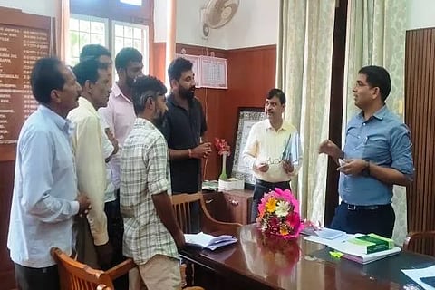 ಚಿಕ್ಕಮಗಳೂರು ಜಿಲ್ಲಾಧಿಕಾರಿ ಭನ್ವರ್ ಸಿಂಗ್ ಮೀನಾ ಅವರಿಗೆ ಮನವಿ ಸಲ್ಲಿಸಿದ ಚಿಕ್ಕಹಳ್ಳ ಮತ್ತು ಸತ್ತಿಹಳ್ಳಿ ಗ್ರಾಮಸ್ಥರು ತಮ್ಮ ಗ್ರಾಮಗಳಿಗೆ ರಸ್ತೆ ಸಂಪರ್ಕ ಕ ಲ್ಪಿಸಿಕೊಡಬೇಕು ಎಂದು ಒತ್ತಾಯಿಸಿದರು. ರಮೇಶ್, ಹೂವೇಗೌಡ, ದೀಕ್ಷಿತ್, ಪ್ರಮೋದ್, ಆಕಾಶ್, ಮುರಳಿ ಮತ್ತಿತರರಿದ್ದರು.