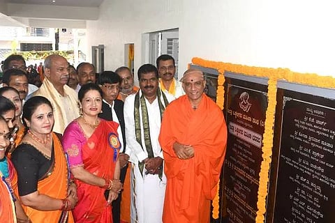 ಚಿಕ್ಕಮಗಳೂರು ಬೈಪಾಸ್ ರಸ್ತೆಯ ತುಳಸಿ ಬಡಾವಣೆಯಲ್ಲಿ ನಿರ್ಮಿಸಿರುವ ಜಿಲ್ಲಾ ಒಕ್ಕಲಿಗರ ಮಹಿಳಾ ಭವನದ ಉದ್ಘಾಟನೆಯನ್ನು ಆದಿಚುಂಚನಗಿರಿ ಮಹಾ ಸಂಸ್ಥಾನದ ಪೀಠಾಧ್ಯಕ್ಷರಾದ ಡಾ. ಶ್ರೀ ನಿರ್ಮಲಾನಂದನಾಥ ಸ್ವಾಮೀಜಿ ಉದ್ಘಾಟಿಸಿದರು. ಶಾಸಕರಾದ ಎಚ್.ಡಿ.ತಮ್ಮಯ್ಯ, ಟಿ.ಡಿ.ರಾಜೇಗೌಡ, ಎಂಎಲ್‌ಸಿ ಎಸ್.ಎಲ್.ಭೋಜೇಗೌಡ, ಆರತಿ ಕೃಷ್ಣ ಮತ್ತಿತರರಿದ್ದರು.