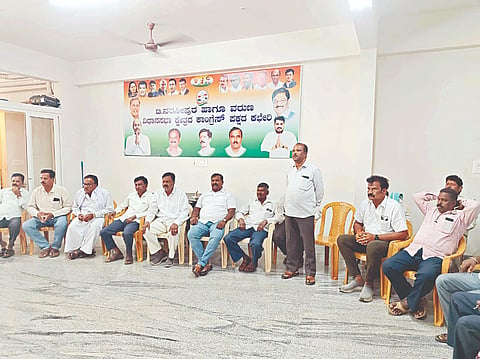 ತಿ.ನರಸೀಪುರ ಕಾಂಗ್ರೆಸ್ ಕಚೇರಿಯಲ್ಲಿ ಬುಧವಾರ ಆಯೋಜಿಸಿದ್ದ ಸೋಸಲೆ ಹೋಬಳಿ ಹಾಗೂ ಬನ್ನೂರು ಭಾಗದ ಮುಖಂಡರು ಮತ್ತು ಕಾರ್ಯಕರ್ತರ ಸಭೆಯಲ್ಲಿ ಬಿ.ಬಸವರಾಜು ಮಾತನಾಡಿದರು. ಸೋಸಲೆ ಮಹದೇವಸ್ವಾಮಿ, ಎಂ.ಪರಶಿವಮೂರ್ತಿ, ಉಕ್ಕಲಗೆರೆ ಬಸವಣ್ಣ, ಎಂ.ಮಲ್ಲಿಕಾರ್ಜುನಸ್ವಾಮಿ, ರಾಮಲಿಂಗಯ್ಯ, ಚಿಕ್ಕಣ್ಣ, ಕೆ.ಎನ್.ಕುಮಾರ್ ಇತರರು ಇದ್ದರು.