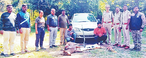  ಬೇಟೆಯಾಡಿದ್ದ ಜಿಂಕೆ ಸಮೇತ ಆರೋಪಿಗಳಾದ ರೂಪೇಶ್ ಹಾಗೂ ಅರುಣ್‌ನನ್ನು ಅರಣ್ಯಾಧಿಕಾರಿಗಳು ಬಂಧಿಸಿದ್ದಾರೆ. 