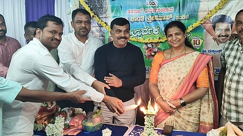 milk dairಗುಬ್ಬಿ ತಾಲೂಕಿನ ಕರಿಶೆಟ್ಟಿಹಟ್ಟಿಯಲ್ಲಿ ಹಾಲಿನ ಉಪ ಕೇಂದ್ರವನ್ನು ತುಮುಲ್​ ನಿರ್ದೇಶಕಿ ಭಾರತಿ ಶ್ರೀನಿವಾಸ್​ ಉದ್ಘಾಟಿಸಿದರು. ತುಮುಲ್​ ಅಧಿಕಾರಿಗಳಾದ ಶಂಕರ್​ನಾಗ್​, ರಾಜು, ಗಂಗಾಧರ್​, ತೀರ್ಥಪ್ರಸಾದ್​, ಚಂದ್ರಶೇಖರ್​, ಬಸವರಾಜ್​ ಮತ್ತಿತರರು ದ್ದರು.