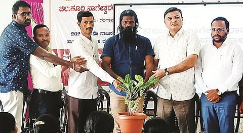 ಗಂಗಾವತಿ ತಾಲೂಕಿನ ಶ್ರೀರಾಮನಗರದ ಸಿಎನ್‌ಆರ್ ಸರ್ಕಾರಿ ಪದವಿ ಕಾಲೇಜಿನಲ್ಲಿ ಹಮ್ಮಿಕೊಂಡಿದ್ದ ಅಂತಾರಾಷ್ಟ್ರೀಯ ಮಾನವ ಹಕ್ಕುಗಳ ದಿನ ಕಾರ್ಯಕ್ರಮವನ್ನು ಪ್ರಾಚಾರ್ಯ ಪ್ರೊ.ಸುಂಕೇಶ್ವರ ಕರಿಗೂಳಿ ಗುರುವಾರ ಉದ್ಘಾಟಿಸಿದರು. ಪ್ರಾಧ್ಯಾಪಕರಾದ  ಡಾ.ಸರ್ರಾಜ್ ಅಹ್ಮದ್, ಡಾ.ಶಶಿಕುಮಾರ ಇತರರಿದ್ದರು.
