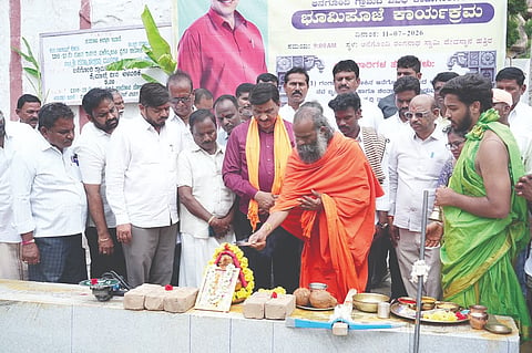 ಗಂಗಾವತಿ ತಾಲೂಕಿನ ಆನೆಗೊಂದಿಯಲ್ಲಿ ವಿವಿಧ ಅಭಿವೃದ್ಧಿ ಕಾಮಗಾರಿಗಳಿಗೆ ಶಾಸಕ ಗಾಲಿ ಜನಾರ್ದನರೆಡ್ಡಿ ಶನಿವಾರ ಭೂಮಿಪೂಜೆ ನೆರವೇರಿಸಿದರು. ವಾಲಿಕಿಲ್ಲಾ ಮ್ಯಾಗೋಟದ ಆದಿಶಕ್ತಿ ದೇವಾಲಯದ ಮುಖ್ಯಸ್ಥ ಬ್ರಹ್ಮಾನಂದ ಸ್ವಾಮೀಜಿ, ಬಿಜೆಪಿ ಜಿಲ್ಲಾ ಉಪಾಧ್ಯಕ್ಷ ಮನೋಹರಗೌಡ ಹೇರೂರು, ಗ್ರಾಮೀಣ ಮಂಡಲ ಅಧ್ಯಕ್ಷ ಡಿ.ಕೆ.ಆಗೋಲಿ, ಪ್ರಮುಖರಾದ ವೀರೇಶ ಬಲ್ಕುಂದಿ, ರಾಜೇಶ್ವರಿ ಸುರೇಶ ಇತರರಿದ್ದರು.