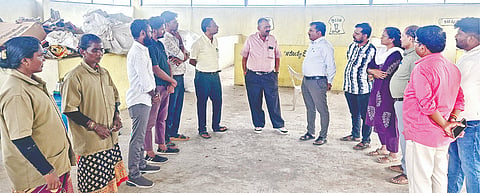 ಗಂಗಾವತಿ ತಾಲೂಕಿನ ಆನೆಗೊಂದಿ ಗ್ರಾಪಂ ವ್ಯಾಪ್ತಿಯ ಕಡೇಬಾಗಿಲು ಹೊರವಲಯದ ಘನತಾಜ್ಯ ನಿರ್ವಹಣೆ ಘಟಕಕ್ಕೆ ಜಿಪಂ ಯೋಜನಾ ನಿರ್ದೇಶಕ ಶ್ಯಾಮಸುಂದರ್ ಕಾಂಬ್ಳೆ ಗುರುವಾರ ಭೇಟಿ ನೀಡಿ ಪರಿಶೀಲಿಸಿದರು. ತಾಪಂ ಇಒ ರಾಮರೆಡ್ಡಿ ಪಾಟೀಲ್, ಸಹಾಯಕ ನಿರ್ದೇಶಕ ಮಹಾಂತಗೌಡ  ಪಾಟೀಲ್, ಎನ್‌ಆರ್‌ಎಲ್‌ಎಂ ಯೋಜನೆ ಜಿಲ್ಲಾ ಯೋಜನಾ ವ್ಯವಸ್ಥಾಪಕ ಅಂಬಣ್ಣ, ಎಸ್‌ಬಿಎಂ ಜಿಲ್ಲಾ ಸಯೋಜಕಿ ಬಸಮ್ಮ ಇತರರಿದ್ದರು.