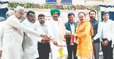 ಗಂಗಾವತಿ ಐಎಂಎ ಹಾಲ್‌ನಲ್ಲಿ ಜ್ಞಾನಸಿರಿ ಕಲಾ ಮತ್ತು ವಾಣಿಜ್ಯ ಪದವಿ ಕಾಲೇಜು ಉದ್ಘಾಟನೆಯನ್ನು ಡಿಐಜಿ ರವಿ ಡಿ. ಚನ್ನಣ್ಣನವರ್ ನೆರವೇರಿಸಿದರು. ಅಂಕಲಿಮಠದ ಬ್ರಹ್ಮಶ್ರೀ ವೀರಭದ್ರ ಸ್ವಾಮೀಜಿ, ಸುಳೇಕಲ್ ಬೃಹನ್ಮಠದ ಪದ್ಮಾಕ್ಷರಯ್ಯ ಸ್ವಾಮೀಜಿ, ಮಾಜಿ ಸಚಿವ ಎಂ.ಮಲ್ಲಿಕಾರ್ಜುನ ನಾಗಪ್ಪ ಇತರರಿದ್ದರು.