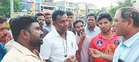 ಫುಟ್‌ಪಾತ್ ಒತ್ತುವರಿ ತೆರವು ಪ್ರಕರಣದಲ್ಲಿ ತಾರತಮ್ಯ ನೀತಿ ಅನುಸರಿಸುತ್ತಿರುವ ನಗರಸಭೆ ಪರಿಸರ ಇಂಜಿನಿಯರ್ ಶರಣಪ್ಪರನ್ನು ವ್ಯಾಪಾರಿಗಳು ಮತ್ತು ಸಾರ್ವಜನಿಕರು ಗಂಗಾವತಿ ಗಾಂಧಿ ವೃತ್ತದಲ್ಲಿ ಬುಧವಾರ ತರಾಟೆ ತೆಗೆದುಕೊಂಡರು.