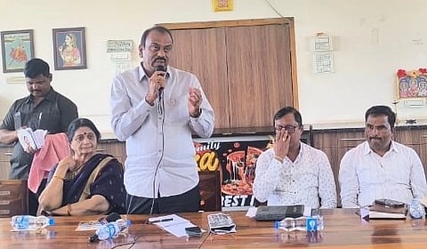 ಗಂಗಾವತಿ ತಾಲೂಕಿನ ಹನುಮನಹಳ್ಳಿಯ ಹಂಪಿ ಡೆಲ್ಮಾಟ್ ಸಭಾಂಗಣದಲ್ಲಿ ಹನುಮಮಾಲೆ ವಿಸರ್ಜನೆ ಕುರಿತು ಹಮ್ಮಿಕೊಂಡಿದ್ದ  ತಾಲೂಕು ಮಟ್ಟದ ಅಧಿಕಾರಿಗಳ ಸಭೆಯಲ್ಲಿ ಸಂಸದ ಕೆ.ರಾಜಶೇಖರ್ ಹಿಟ್ನಾಳ್ ಮಂಗಳವಾರ ಮಾತನಾಡಿದರು. ತಹಸೀಲ್ದಾರ್ ಯು.ನಾಗರಾಜ್, ರಾಜವಂಶಸ್ಥೆ ಲಲಿತಾರಾಣಿ ರಾಯಲು,ತಾಪಂ ಇಒ ರಾಮರೆಡ್ಡಿ ಪಾಟೀಲ್ ಇತರರಿದ್ದರು.