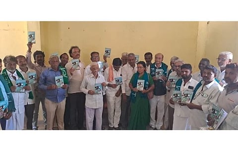 ಹಗರಿಬೊಮ್ಮನಹಳ್ಳಿಯಲ್ಲಿ ರೈತ ಸಂಘದ ರಾಜ್ಯ ಕಾರ್ಯದರ್ಶಿ ಜೆ.ಎಂ.ವೀರಸಂಗಯ್ಯ ರಚಿಸಿದ ‘ಫ್ರೀ ಪೇಯ್ಡ ಮೀಟರ್ ಬಂತು ರೈತರಿಗೆ ಆಪತ್ತು ತಂತು’ ಪುಸ್ತಕ ಬಿಡುಗಡೆ ಮಾಡಲಾಯಿತು. ಸಾಹಿತಿ ಮೇಟಿ ಕೊಟ್ರಪ್ಪ,  ಹುರಕಡ್ಲಿ ಶಿವಕುಮಾರ್, ಕೃಷಿಕ ಸಮಾಜದ ತಾಲೂಕು ಅಧ್ಯಕ್ಷ ದೇವರಾಜ, ನಿರ್ದೇಶಕ ಜಿ.ಮಂಜುನಾಥ್ ಮತ್ತಿತರರು ಇದ್ದರು.