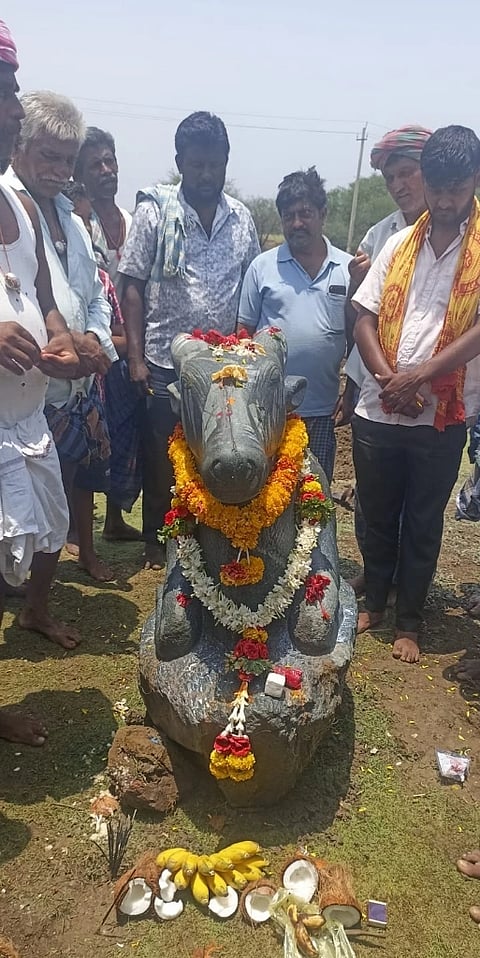 ಹಿರೇಕೆರೂರ ತಾಲೂಕಿನ ದೂದಿಹಳ್ಳಿ ಗ್ರಾಮದ ಬಾಳೆಕಟ್ಟೆ ಕೆರೆಯಲ್ಲಿ ಪತ್ತೆಯಾದ ಕಲ್ಲಿನ ಬಸವಣ್ಣನ ಮೂರ್ತಿ (Ancient statue).
