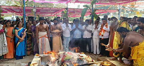  DKC kunigalಡಿ.ಕೆ ಶಿವಕುಮಾರ್​ ಮುಖ್ಯಮಂತ್ರಿಯಾಗಲಿ ಎಂದು ಕಾಂಗ್ರೆಸ್​ ಕಾರ್ಯಕರ್ತರು ಕುಣಿಗಲ್​ ತಾಲೂಕಿನ ಹಳೆವೂರು ಗ್ರಾಮದ ಶ್ರೀ ಹುಲಿಯೂರಮ್ಮ ದೇವಿಗೆ ನವಚಂಡಿಕಾ ಮಹಾಯಾಗ ನರವೇರಿಸಿದರು.