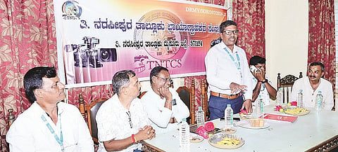 ತಿ.ನರಸೀಪುರದ ಕಬಿನಿ ಅತಿಥಿ ಗೃಹದಲ್ಲಿ ಆಯೋಜಿಸಿದ್ದ ಸಭೆಯಲ್ಲಿ ಎಚ್.ಎಸ್.ನಾಗೇಶ್ ಮಾತನಾಡಿದರು. ಎಸ್.ಕೆ.ಶಿವಕುಮಾರ್, ಆರ್.ನಟರಾಜು,  ರಘುನಂದನ್ ಇತರರು ಇದ್ದರು.