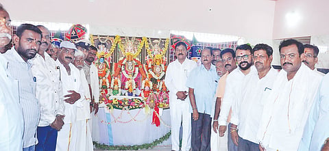 ಕೊಳ್ಳೇಗಾಲ ತಾಲೂಕಿನ ಮುಳ್ಳೂರು ಗ್ರಾಮದಲ್ಲಿ ನೂತನ ಅರಳಿ ಮರದ ಮಹಾಗಣಪತಿ ದೇವಾಲಯ ಲೋಕಾರ್ಪಣೆ ಕಾರ್ಯಕ್ರಮಕ್ಕೆ ಶಾಸಕ ಎ.ಆರ್.ಕೃಷ್ಣಮೂರ್ತಿ ಭೇಟಿ ನೀಡಿದರು. ಇಂದ್ರೇಶ್, ಬಸವಣ್ಣ, ದೊರೆರಾಜು ಇತರರು ಇದ್ದರು.