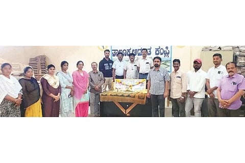 ಕಂಪ್ಲಿ ತಹಸಿಲ್ ಕಚೇರಿಯಲ್ಲಿ ಕಾಯಕ ಶರಣರ ಜಯಂತ್ಯುತ್ಸವ ಆಚರಿಸಲಾಯಿತು. ಶಿರಸ್ತೇದಾರ್ ಜಿ.ಪಂಪಾಪತಿ, ಪ್ರಮುಖರಾದ ಎಸ್.ಡಿ.ರಮೇಶ, ವಿರೂಪಾಕ್ಷಗೌಡ, ಮಾಲತೇಶ ದೇಶಪಾಂಡೆ, ರಾಧಾ, ವೈಷ್ಣವಿ ಇತರರಿದ್ದರು.