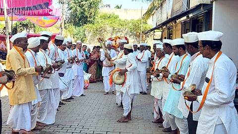 spiritual  ಲಕ್ಷ್ಮೇಶ್ವರದ ಪೇಠೆ ಭಾಗದಲ್ಲಿರುವ ಪಾಂಡುರಂಗ ದೇವಸ್ಥಾನದಲ್ಲಿ ಭಾವಸಾರ ಕ್ಷತ್ರಿಯ ಸಮಾಜದಿಂದ ದಿಂಡಿ ಸೋಹಳಾ ಉತ್ಸವ ನಿಮಿತ್ತ ಪಲ್ಲಕ್ಕಿಯಲ್ಲಿ ಪಾಂಡುರಂಗನ ನಗರ ಪ್ರದಕ್ಷಿಣೆ ನೆರವೇರಿಸಲಾಯಿತು