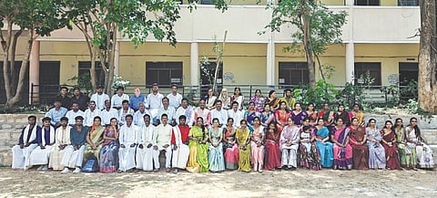 Students ಮುಳಬಾಗಿಲಿನ ಸರ್ಕಾರಿ ಪ್ರಥಮ ದರ್ಜೆ ಕಾಲೇಜಿನಲ್ಲಿ ಹಮ್ಮಿಕೊಂಡಿದ್ದ ದೇಶೀ ಹಬ್ಬದಲ್ಲಿ ಪ್ರಾಂಶುಪಾಲ ಡಾ.ಜಿ.ಮುನಿವೆಂಕಟಪ್ಪ, ಎ.ಕೃಷ್ಣಪ್ಪ, ಎಂ.ಎನ್​.ಮೂರ್ತಿ, ಶ್ರೀಧರ್​, ಲಾರೆನ್ಸ್​ ಪ್ರಸನ್ನ, ಎಲ್​.ಸೀನಪ್ಪ, ಮೋಹನ ರೆಡ್ಡಿ ಇದ್ದರು. 