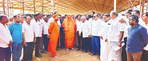 ಮಳವಳ್ಳಿ ಪಟ್ಟಣದಲ್ಲಿ  ಪೂರ್ವ ಸಿದ್ಧತೆಯನ್ನು ಗುರುವಾರು ಶ್ರೀ ಶಿವರಾತ್ರಿ ದೇಶಿಕೇಂದ್ರ ಸ್ವಾಮೀಜಿ ಪರಿಶೀಲಿಸಿದರು. ಚನ್ನಬಸವ ಸ್ವಾಮೀಜಿ,  ಕುಮಾರ, ಮಲ್ಲಿಕಾರ್ಜುನ ಬಾಲದಂಡಿ ಇದ್ದರು. 