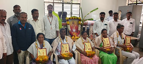 ಮಳವಳ್ಳಿ ಪಟ್ಟಣದ ತಾಲೂಕು ಕಚೇರಿಯಲ್ಲಿ ತಾಲೂಕು ಆಡಳಿತದ ವತಿಯಿಂದ ಬುಧವಾರ ಆಯೋಜಿಸಲಾಗಿದ್ದ ಮಡಿವಾಳ ಮಾಚಿದೇವರ ಜಯಂತಿ ಆಚರಣೆ ಕಾರ್ಯಕ್ರಮದಲ್ಲಿ ಸಮುದಾಯದ ಪ್ರಮುಖರನ್ನು ಅಭಿನಂದಿಸಲಾಯಿತು. ಗುರುಪ್ರಸಾದ್, ಲಿಂಗಸ್ವಾಮಿ, ಕುಮಾರ್, ಲಿಂಗರಾಜು, ಮಂಜುನಾಥ್, ಸಿದ್ದರಾಜು ಇದ್ದರು.