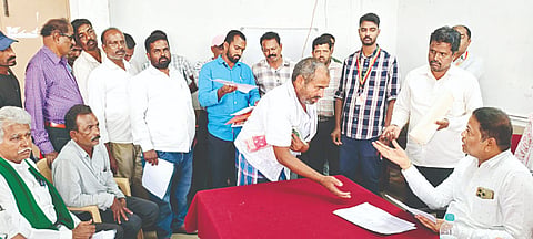 ಮಳವಳ್ಳಿ ಪಟ್ಟಣದ ತಾಲೂಕು ಕಚೇರಿ ಸಭಾಂಗಣದಲ್ಲಿ ಮಂಗಳವಾರ ತಹಸೀಲ್ದಾರ್ ಅಧ್ಯಕ್ಷತೆಯಲ್ಲಿ ಆಯೋಜಿಸಿದ್ದ ಸಾರ್ವಜನಿಕರ ಕುಂದು ಕೊರತೆ ಸಭೆಯಲ್ಲಿ  ತಹಸೀಲ್ದಾರ್ ಡಾ.ಎಸ್.ವಿ.ಲೋಕೇಶ್ ಜನರ ಸಮಸ್ಯೆ ಆಲಿಸಿದರು. ಕಂದಾಯ ಇಲಾಖೆ ಅಧಿಕಾರಿಗಳು ಇದ್ದರು.