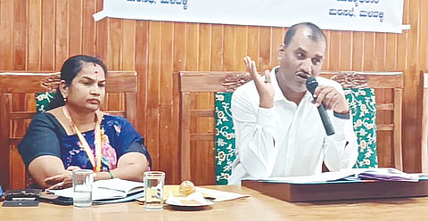 ಮಳವಳ್ಳಿ ಪಟ್ಟಣದ ಪುರಸಭೆ ಸಭಾಂಗಣದಲ್ಲಿ ಪುರಸಭೆ ಆಡಳಿತಾಧಿಕಾರಿ ಶಿವಮೂರ್ತಿ ಅಧ್ಯಕ್ಷತೆಯಲ್ಲಿ ಬಜೆಟ್ ಪೂರ್ವಭಾವಿ ಸಭೆ ನಡೆಯಿತು. ನಾಗರತ್ನಾ ಇದ್ದರು. 