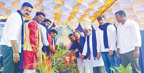 ನಗರದ ಡಾ.ಬಿ.ಆರ್. ಅಂಬೇಡ್ಕರ್ ಭವನದ ಆವರಣದಲ್ಲಿ ಭಾನುವಾರ ದಲಿತ ಸಂಘಟನೆಗಳ ಒಕ್ಕೂಟದಿಂದ 208ನೇ ಭೀಮಾ ಕೋರೆಂಗಾವ್ ವಿಜಯೋತ್ಸವ ಕಾರ್ಯಕ್ರಮವನ್ನು ಜ್ಞಾನಪ್ರಕಾಶ್ ಸ್ವಾಮೀಜಿ ಉದ್ಘಾಟಿಸಿದರು. ಸಹಾಯಕ ಪೊಲೀಸ್ ಆಯುಕ್ತ ರವಿಪ್ರಸಾದ್, ವಕೀಲರಾದ ಉಮೇಶ್, ದಸಂಸ ಸಂಚಾಲಕರಾದ ಚುಂಚನಹಳ್ಳಿ ಮಲ್ಲೇಶ್ ಇತರರು ಇದ್ದರು.
