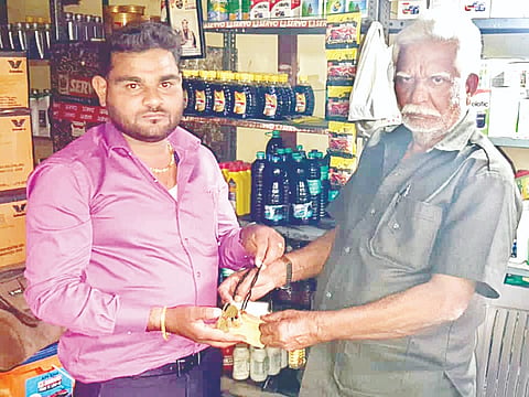 ನಂಜನಗೂಡಿನ ಕಲ್ಯಾಣ ಮಂಟಪದಲ್ಲಿ ಸಿಕ್ಕಿದ ಚಿನ್ನದ ಮಾಂಗಲ್ಯ ಸರ ಸೇರಿದಂತೆ ದಾಖಲೆಗಳ ಪರ್ಸ್‌ಅನ್ನು ಮಹದೇವಮ್ಮ ಅವರ ಪುತ್ರನಿಗೆ ಉದ್ಯಮಿ ಚಿನ್ನಪ್ಪ ನೀಡಿದರು.