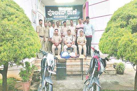 ಎನ್.ಆರ್.ಪುರ ಪೊಲೀಸರು ವಶಕ್ಕೆ ಪಡೆದ ಗಾಂಜಾ ಹಾಗ ಬೈಕ್‌ಗಳ ಜತೆ ಪೊಲೀಸರು.