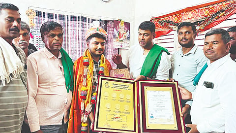 ಪಾಂಡವಪುರ ತಾಲೂಕಿನ ಚಿನಕುರಳಿ ಗ್ರಾಮದ ಸಿ.ಎನ್.ಅಭಿಷೇಕ್ ಅವರು ಮೈಸೂರು ವಿಶ್ವವಿದ್ಯಾನಿಲಯದಲ್ಲಿ ನಡೆದ 106ನೇ ಘಟ್ಟಿಕೋತ್ಸವದ ಎಂಎಸ್ಸಿ ಭೂಗೀಳ ಶಾಸ್ತ್ರದಲ್ಲಿ ಏಳು ಚಿನ್ನದ ಪದಕ ಗಳಿಸಿದ ಶಾಸಕ ದರ್ಶನ್ ಪುಟ್ಟಣ್ಣಯ್ಯ ಅಭಿನಂದಿಸಿದರು.