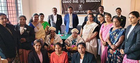 ಪಾಂಡವಪುರದ ಜೆಎಂಎಫ್‌ಸಿ ನ್ಯಾಯಾಲಯದ ಆವರಣದಲ್ಲಿ ಆಯೋಜಿಸಿದ್ದ ಮಹಿಳಾ ದಿನಾಚರಣೆ ಕಾರ್ಯಕ್ರಮದಲ್ಲಿ ಎಚ್.ಆರ್.ಕನ್ನಿಕಾ ಹಾಗೂ ನ್ಯಾ.ಬಿ.ಪಾರ್ವತಮ್ಮ ಅವರನ್ನು ಸನ್ಮಾನಿಸಲಾಯಿತು. ನ್ಯಾ.ಆರ್.ಮಹೇಶ್, ಎನ್.ಬಾಬು, ಗಂಗರಾಜು, ಕೆ.ಎಸ್.ಮೋಹನ್‌ಕುಮಾರ್, ಎಸ್.ಜೆ.ಜಯರಾಂ, ಪುಷ್ಪಾ ಇತರರಿದ್ದರು.