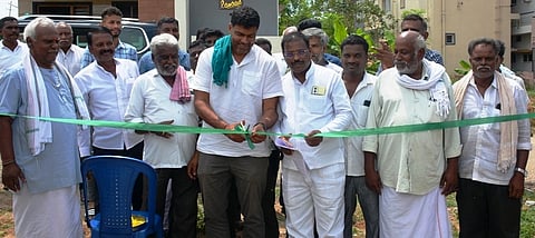 ಪಾಂಡವಪುರ ಪಟ್ಟಣದ ಹೇಮಾವತಿ ಬಡಾವಣೆ ಸಮೀಪ ನಿರ್ಮಿಸಲಾದ ಕಾಂಪೌಂಡ್ ಅನ್ನು ಶಾಸಕ ದರ್ಶನ್ ಪುಟ್ಟಣ್ಣಯ್ಯ ಉದ್ಘಾಟಿಸಿದರು. ಬಸವರಾಜು, ಶ್ರೀನಿವಾಸಾಚಾರ್, ಭಾಸ್ಕರಾಚಾರ್, ಬೆಟ್ಟಾಚಾರ್, ಆನಂದಚಾರ್, ಸಂಪತ್ ಚಾರ್ ಇತರರಿದ್ದರು.