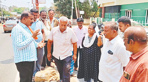 ಲೋಕೋಪಯೋಗಿ ಇಲಾಖೆ ಪಟ್ಟಣದಲ್ಲಿ ನಿರ್ವಹಿಸಿರುವ ರಸ್ತೆ ಕಾಮಗಾರಿ ಮತ್ತು ವಿದ್ಯುತ್ ದೀಪ ಅಳವಡಿಕೆ ಕಾಮಗಾರಿ ಕಳಪೆಯಾಗಿದೆ ಎಂದು ಆರೋಪಿಸಿ ಬಿಜೆಪಿ ಕಾರ್ಯಕರ್ತರು ಪ್ರತಿಭಟನೆ ನಡೆಸಿದರು. ಎಚ್.ಎನ್.ಮಂಜುನಾಥ್, ಸೀತಾರಾಮ್ ಇತರರು ಇದ್ದರು.