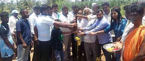 ಪಾಂಡವಪುರ ತಾಲೂಕಿನ ಸುಂಕಾತೊಣ್ಣೂರು ಗ್ರಾಪಂ ವ್ಯಾಪ್ತಿಯ ಕೆರೆ-ಕಟ್ಟೆ ತುಂಬಿಸುವ ಏತ ನೀರಾವರಿ ಯೋಜನೆಗೆ ಶಾಸಕ ದರ್ಶನ್ ಪುಟ್ಟಣ್ಣಯ್ಯ ಭೂಮಿಪೂಜೆ ನೆರವೇರಿಸಿದರು. ವೈ.ಪಿ.ಮಂಜು, ರೂಪಾ, ನಟರಾಜು ಇತರರು ಇದ್ದರು.