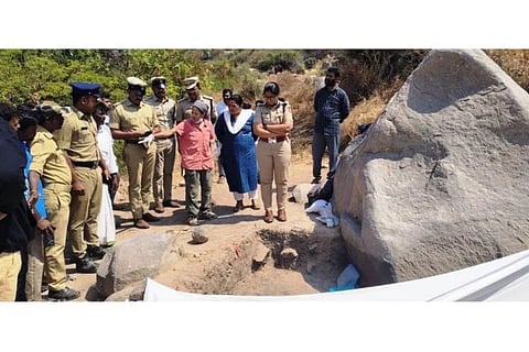 ಸಿರಗುಪ್ಪ ತಾಲೂಕಿನ ತೆಕ್ಕಲಕೋಟೆ ಬಳಿ ಪ್ರಾಗೈತಿಹಾಸ ಸ್ಥಳದ ಉತ್ಖನನ ಪ್ರಕ್ರಿಯೆ ಕುರಿತು ಎಸ್ಪಿ ಡಾ.ಸುಮನ್ ಡಿ.ಪನ್ನೇಕರ್, ತಹಸೀಲ್ದಾರ್ ಗೌಸೀಯಾ ಬೇಗಂ ಮಾಹಿತಿ ಪಡೆದರು. ಅಮೆರಿಕದ ಹಾರ್ಟ್ ವಿಕ್ ವಿಶ್ವವಿದ್ಯಾಲಯದ ಪ್ರಾಧ್ಯಾಪಕಿ ಹಾಗೂ ಉತ್ಖನನ ಕಾರ್ಯದ ಸಹ ನಿರ್ದೇಶಕಿ ನಮಿತಾ ಎಸ್ ಸುಗಂಧಿ ಇತರರಿದ್ದರು.