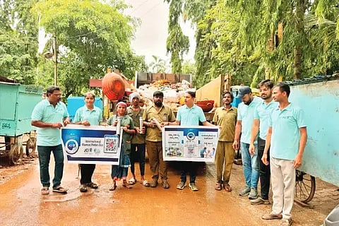 ಜೆಸಿಐ ಶಿಕಾರಿಪುರ ಚಂದನ ಘಟಕದಿಂದ ಪೌರಕಾರ್ಮಿಕರಿಗೆ ಪರಿಸರಸ್ನೇಹಿ ಸ್ಟೀಲ್ ಬಾಟಲ್‌ಗಳನ್ನು ವಿತರಿಸಲಾಯಿತು. ಶಾಂತಾರಾಮ್ ಶೇಟ್, ಪಾಂಡುರಂಗ, ಭಾಗ್ಯಾ, ವೀರೇಶ್ ಇತರರಿದ್ದರು.