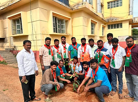 ಶಿಕಾರಿಪುರ ತಾಪಂ ಆವರಣದಲ್ಲಿ ಬಿಜೆಪಿ ಯುವ ಮೋರ್ಚಾದಿಂದ ಸಸಿಗಳನ್ನು ನೆಡಲಾಯಿತು. ಬೆಣ್ಣೆ ಪ್ರವಿಣ, ವೀರಣ್ಣ ಗೌಡ, ಪ್ರಶಾಂತ್​ ಸೋಲಂಕಿ, ಲೋಹಿತ್​ ನಾಯ್ಕ ಇತರರಿದ್ದರು.