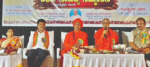 ಶರಣ ಸಾಹಿತ್ಯ ಸಮ್ಮೇಳನದ ಸಮಾರೋಪ ಸಮಾರಂಭದಲ್ಲಿ ಶ್ರೀ ಪಂಡಿತಾರಾಧ್ಯ ಶಿವಾಚಾರ್ಯ ಸ್ವಾಮೀಜಿ ಮಾತನಾಡಿದರು. ಶ್ರೀ ಬಸವ ಮರುಳಸಿದ್ಧ ಸ್ವಾಮೀಜಿ, ಬಿ.ವೈ.ರಾವೇಂದ್ರ, ಸೋಮಶೇಖರ್​ ಇತರರಿದ್ದರು.