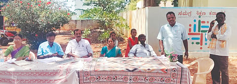 ಶ್ರೀನಿವಾಸಪುರ Auction ತಾಲೂಕಿನ ಆವಲಕುಪ್ಪ ಗ್ರಾಮದ ಸರ್ಕಾರಿ ಶಾಲಾ ಆವರಣದಲ್ಲಿರುವ ಮಾವಿನ ತೋಟದ ಫಸಲಿನ ಬಹಿರಂಗ ಹರಾಜು ಕಾರ್ಯಕ್ರಮದಲ್ಲಿ ಬಿಆರ್​ಪಿ ಎಲ್​.ವೆಂಕಟಾಚಲಪತಿ, ಎಸ್​ಡಿಎಂಸಿ ಅಧ್ಯೆ ಎಂ.ಸ್ವಾತಿ, ಉಪಾಧ್ಯಕ್ಷ ನಾಗರಾಜ್​,  ಶಿಕ್ಷಕಿ ಪಾರ್ವತಮ್ಮ ಇದ್ದರು.