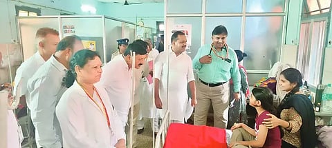 ತೀರ್ಥಹಳ್ಳಿ ಜೆಸಿ ಆಸ್ಪತ್ರೆಗೆ ಭೇಟಿ ನೀಡಿದ ಸಚಿವ ಯು.ಟಿ.ಖಾದರ್ ರೋಗಿಗಳ ಯೋಗಕ್ಷೇಮ ವಿಚಾರಿಸಿದರು. ಆರಗ ಜ್ಞಾನೇಂದ್ರ, ಕಿಮ್ಮನೆ ರತ್ನಾಕರ್, ಆರ್.ಎಂ. ಮಂಜುನಾಥಗೌಡ ಇದ್ದರು