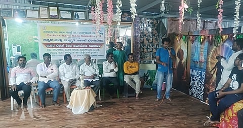 ವಿಜಯಪುರದಲ್ಲಿ ಹಮ್ಮಿಕೊಂಡಿದ್ದ ಬೇಸಿಗೆ ಶಿಬಿರದ ಸಮಾರೋಪದಲ್ಲಿ ಬೆಂಗಳೂರು ಗ್ರಾಮಾಂತರ ಜಿಲ್ಲಾ ಕಸಾಪ ಅಧ್ಯಕ್ಷ ಬಿ.ಎನ್​.ಕೃಷ್ಣಪ್ಪ, ನಟ ವೆಂಕಟಪುರ ರೀಲ್ಸ್​ ಮಂಜಣ್ಣ, ಕುಂಚ ಕಲಾವಿದ ದೇವನಹಳ್ಳಿ ಮೂರ್ತಿ, ಶರಣ ಸಾಹಿತ್ಯ ಪರಿಷತ್ತು ಶರಣಯ್ಯ ಹಿರೇಮಠ, ಐಬಸಾಪುರ ರಾಮು ಇದ್ದರು.