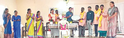 ವಿರಾಜಪೇಟೆ ತಾಲೂಕು ಶ್ರೀಕ್ಷೇತ್ರ ಧರ್ಮಸ್ಥಳ ಗ್ರಾಮಾಭಿವೃದ್ಧಿ ಯೋಜನೆ ವತಿಯಿಂದ ದೇವಣಗೇರಿಯಲ್ಲಿ ಜ್ಞಾನವಿಕಾಸ ಕಾರ್ಯಕ್ರಮದಡಿ ಬೀದಿನಾಟಕ ಆಯೋಜಿಸಲಾಗಿತ್ತು. ವಿಠ್ಠಲ್ ಸಾಲಿಯಾನ್, ಮೂಕೊಂಡ ಶಶಿ ಸುಬ್ರಮಣಿ, ಪ್ರಾಥಮಿಕ ಶಾಲಾ ಶಿಕ್ಷಕ ಮಹೇಶ್, ಸೌಮ್ಯಾ, ನಂದಿನಿ, ಸಂದೀಪ್ ಇದ್ದರು.  