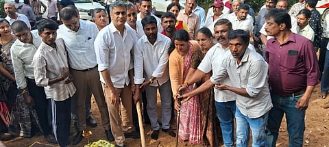 ನೂತನ ಮೊರಾರ್ಜಿ ದೇಸಾಯಿ ವಸತಿ ಶಾಲೆಯ ಶಂಕುಸ್ಥಾಪನೆ  ಶಾಸಕ ಎ ಎನ್ ಪೊನ್ನಣ್ಣ ನೆರೆವೆರಿಸಿದರು.  ಪರಮೇಶ್ವರ  , ರಂಜಿ ಪೂಣಚ್ಚ  , ರಾಮಯ್ಯ , ಮೀನಾಕ್ಷಿ  , ದಿಲನ್ ,ಜಯಂತಿ ಇದ್ದರು.
