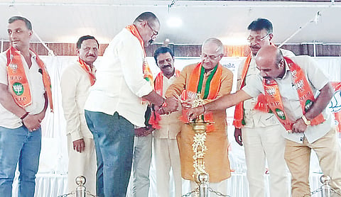   ಪಂಡಿತ್ ದೀನದಯಾಳ್ ಉಪಾಧ್ಯಾಯ ಪ್ರಶಿಕ್ಷಣ ಮಹಾಭಿಯಾನ, ವಿರಾಜಪೇಟೆ ಮಂಡಲ ಮಟ್ಟದ ಪ್ರಶಿಕ್ಷಣ ವರ್ಗ ಕಾರ್ಯಕ್ರಮವನ್ನು ಕ್ಯಾಪ್ಟನ್ ಗಣೇಶ್ ಕಾರ್ಣಿಕ್ ಉದ್ಘಾಟಿಸಿದರು. ಸುವಿನ್ ಗಣಪತಿ, ಕೆ.ಜಿ.ಬೋಪಯ್ಯ, ಅಪ್ಪಚ್ಚು ರಂಜನ್, ಸುಜಾ ಕುಶಾಲಪ್ಪ, ಕಾಂತಿ, ಅಜಿತ್, ಚಲನ್ ಇತರರಿದ್ದರು.