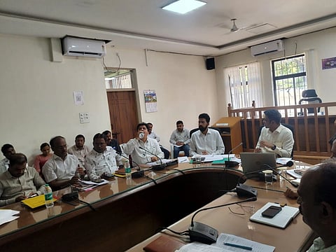 ಯಾದಗಿರಿಯಲ್ಲಿ ಸೋಮವಾರ ಕರೆದಿದ್ದ ವಿವಿಧ ಇಲಾಖೆಗಳ ಪ್ರಗತಿ ಪರಿಶೀಲನಾ ಸಭೆಯಲ್ಲಿ ಡಿಸಿ ಹರ್ಷಲ್​ ಬೋಯರ್​ ಮಾತನಾಡಿದರು. ಜಿಪಂ ಸಿಇಒ ಲವೀಶ್​ ಓರ್ಡಿಯಾ, ಎಸಿ ಶ್ರೀಧರ ಗೋಟೂರ, ಡಿಡಿಪಿಐ ಸಿ.ಎಸ್​.ಮುದೋಳ ಇತರರಿದ್ದರು.