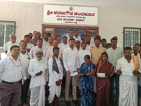 ಯಾದಗಿರಿ ನಗರದಲ್ಲಿರುವ ತಮ್ಮ ಶಾಸಕರ ಕಚೇರಿಯಲ್ಲಿ ಗುರುವಾರ ಶಾಸಕ ಶರಣಗೌಡ ಕಂದಕೂರ ಅವರು ಪ್ರಕೃತಿ ವಿಕೋಪದಡಿ ಮಂಜೂರಾಗಿರುವ ಪರಿಹಾರದ ಚೆಕ್​ನ್ನು ವಿತರಿಸಿದರು. ಜೆಡಿಎಸ್​ ಜಿಲ್ಲಾಧ್ಯ ಸುಭಾಶಚಂದ್ರ ಕಟಕಟಿ, ಈಶ್ವರಸಿಂಗ್​ ನಾಯಕ, ವಿರುಪಾಪ್ಪ ಸಾಹುಕಾರ, ಶರಣರಡ್ಡಿ, ಹಂಪಯ್ಯ, ಸೋಮಯ್ಯ, ಭಾಸ್ಕರ, ಭಾಗಣ್ಣಗೌಡ ಅಲ್ಲಿಪೂರ, ಯಲ್ಲಾಲಿಂಗ ಗೂಡೂರು, ಶಿವಯೋಗಿ, ಮರೆಪ್ಪ ಚಡಬಾ, ನರಸಿಂಹರಡ್ಡಿ ಚಿಂತಗುಂಟಾ ಇತರರಿದ್ದರು.